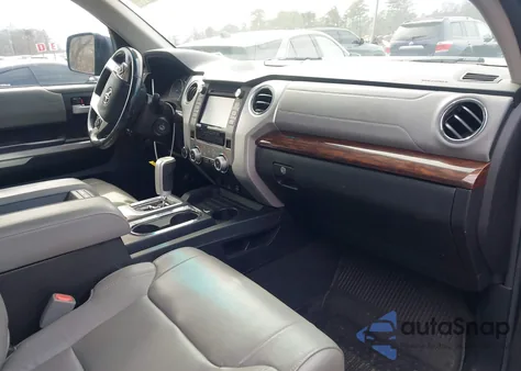 2017 Toyota Tundra Limited 5.7L V8 z USA, uszkodzony, nr VIN 5TFBY5F13HX612162